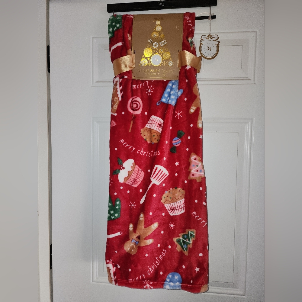 NWT RED VELVET CHRISTMAS THROW WITH GINGERBREAD,CANDY,CUPCAKES🍬🧁🍭🍬🧁🍭🍬🧁🍭